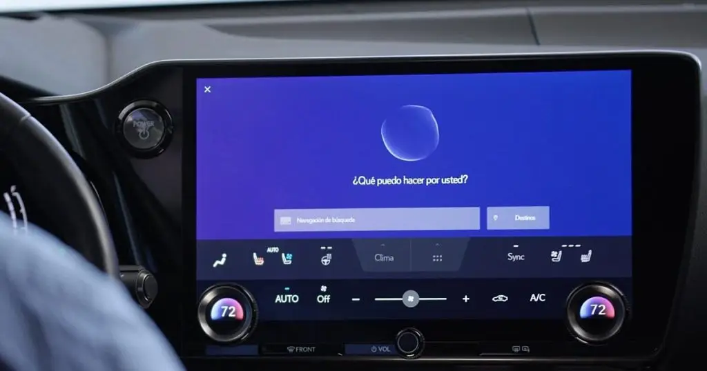 Vehicle dashboard touchscreen showing a Spanish-language voice assistant interface